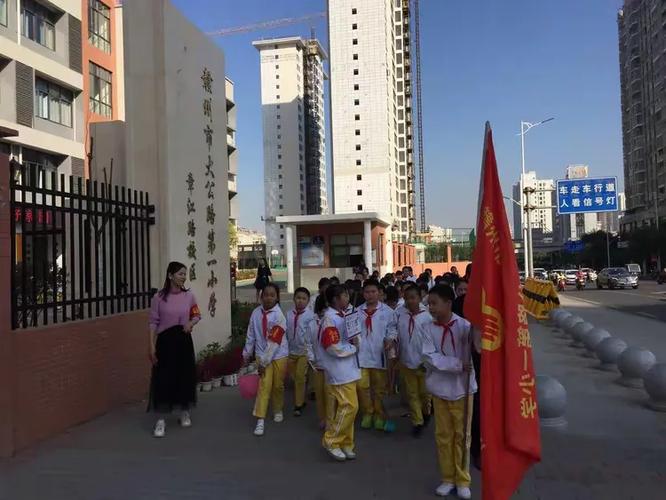 带上小桶和抹布的同学见到公共设施都会主动上前擦洗,通过孩子们的